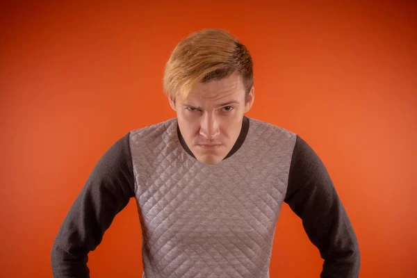 Hombre Joven Guapo Suéter Gris Posando Sobre Fondo Naranja — Foto de Stock