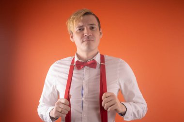 Kırmızı Kelebek ve kırmızı jartiyer ile beyaz gömlekli yakışıklı genç