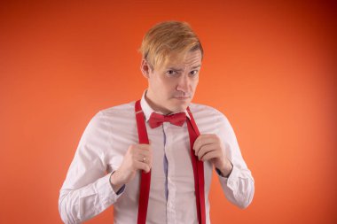 Kırmızı Kelebek ve kırmızı jartiyer ile beyaz gömlekli yakışıklı genç