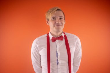 Kırmızı Kelebek ve kırmızı jartiyer ile beyaz gömlekli yakışıklı genç