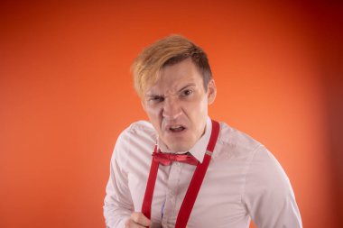 Kırmızı Kelebek ve kırmızı jartiyer ile beyaz gömlekli yakışıklı genç