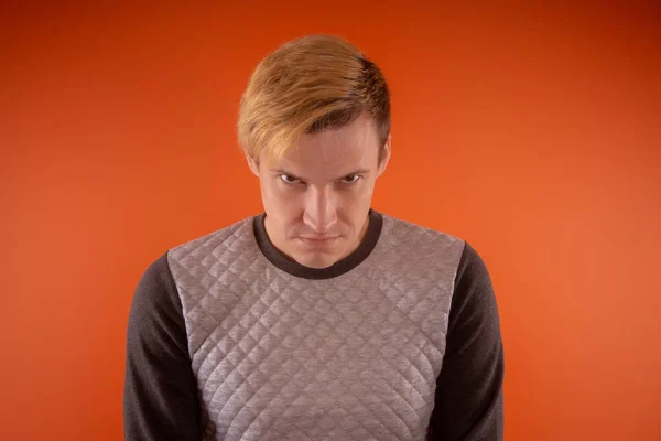 Hombre Joven Guapo Suéter Gris Posando Sobre Fondo Naranja — Foto de Stock