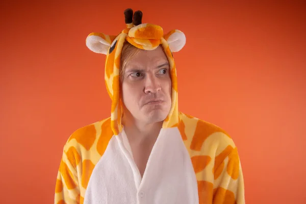 Pijama Bir Zürafa Şeklinde Turuncu Bir Arka Plan Üzerinde Bir — Stok fotoğraf