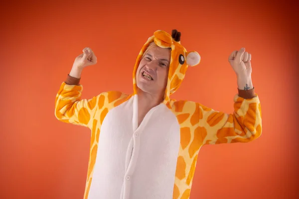 Pyjamas Form Giraff Känslomässiga Porträtt Kille Orange Bakgrund Galna Och — Stockfoto