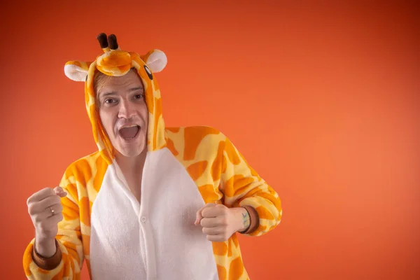 Pyjamas Form Einer Giraffe Emotionales Porträt Eines Mannes Auf Orangefarbenem — Stockfoto