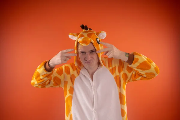 Pyjama Forme Girafe Portrait Émotionnel Gars Sur Fond Orange Homme — Photo