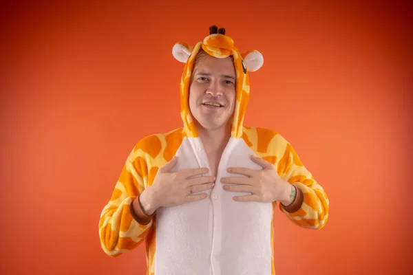 Pizsamák Képernyőn Egy Zsiráf Érzelmi Portré Egy Srác Narancssárga Háttérrel — Stock Fotó