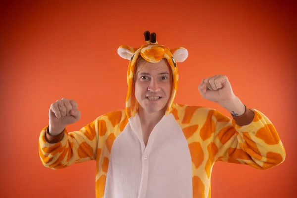 Pyjamas Form Einer Giraffe Emotionales Porträt Eines Mannes Auf Orangefarbenem — Stockfoto