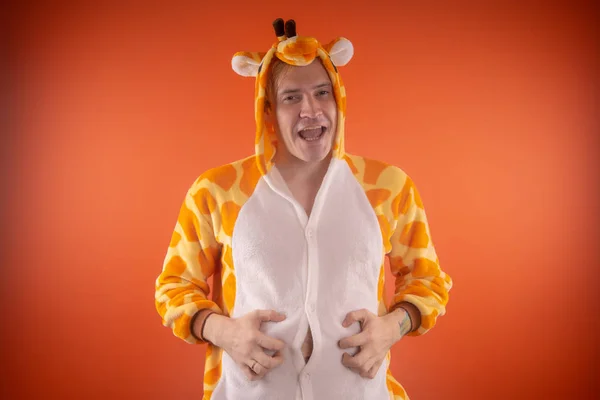 Pyjama Forme Girafe Portrait Émotionnel Gars Sur Fond Orange Homme — Photo