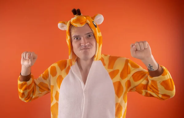 Pyjamas Form Giraff Känslomässiga Porträtt Kille Orange Bakgrund Galna Och — Stockfoto