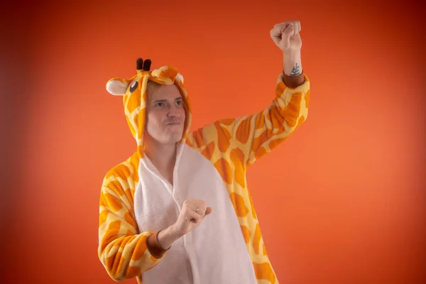 Pigiama Forma Giraffa Ritratto Emotivo Ragazzo Sfondo Arancione Uomo Pazzo — Foto Stock