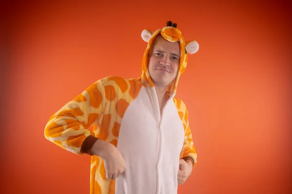 Пижама Виде Жирафа Эмоциональный Портрет Парня Оранжевом Фоне Сумасшедший Смешной — стоковое фото