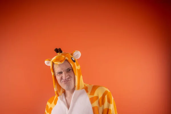 Пижама Виде Жирафа Эмоциональный Портрет Парня Оранжевом Фоне Сумасшедший Смешной — стоковое фото