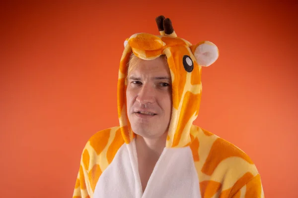 Piżamy Formie Żyrafa Emocjonalne Portret Faceta Pomarańczowym Tle Szalony Zabawny — Zdjęcie stockowe