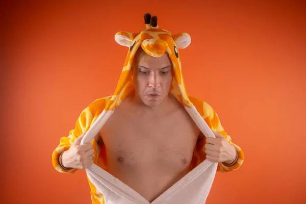 Pyžamo Podobě Žirafa Emocionální Portrét Chlapa Oranžové Pozadí Šílený Zábavný — Stock fotografie