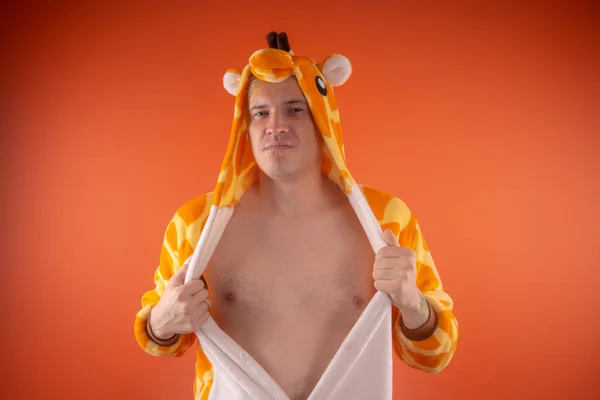 Pyjamas Form Einer Giraffe Emotionales Porträt Eines Mannes Auf Orangefarbenem — Stockfoto