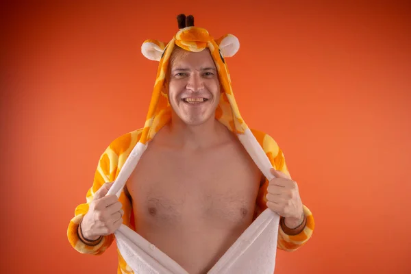 Piżamy Formie Żyrafa Emocjonalne Portret Faceta Pomarańczowym Tle Szalony Zabawny — Zdjęcie stockowe