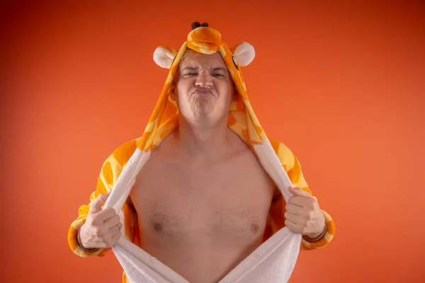 Pyjamas Form Einer Giraffe Emotionales Porträt Eines Mannes Auf Orangefarbenem — Stockfoto