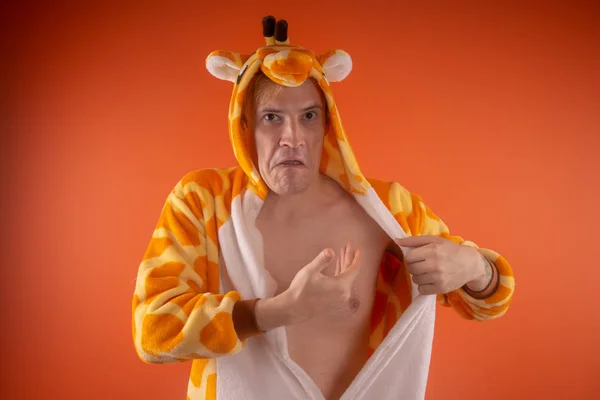 Pyjamas Form Einer Giraffe Emotionales Porträt Eines Mannes Auf Orangefarbenem — Stockfoto