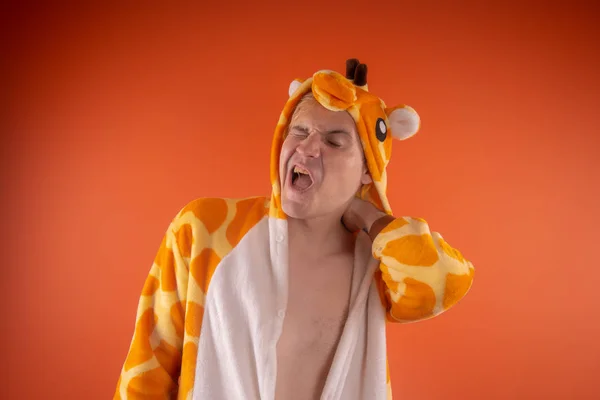 Pyjamas Form Einer Giraffe Emotionales Porträt Eines Mannes Auf Orangefarbenem — Stockfoto