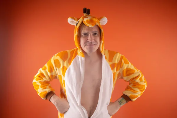 Pizsamák Képernyőn Egy Zsiráf Érzelmi Portré Egy Srác Narancssárga Háttérrel — Stock Fotó