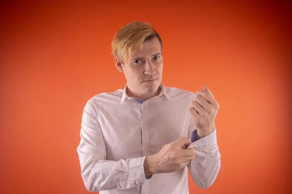 Beau Jeune Homme Chemise Blanche Posant Délicatement Sur Fond Orange — Photo