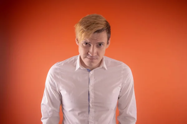 Beau Jeune Homme Chemise Blanche Posant Délicatement Sur Fond Orange — Photo