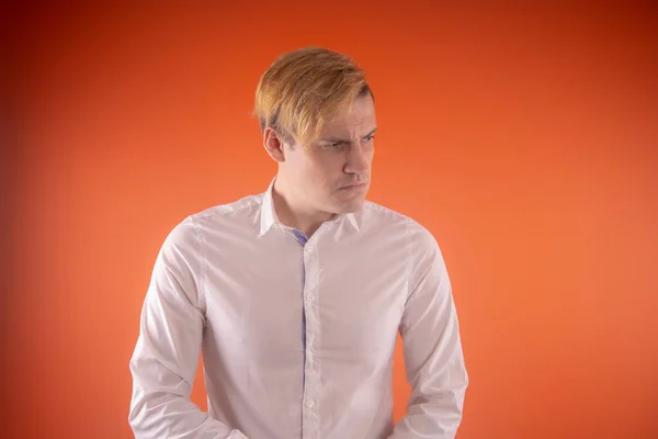 Beau Jeune Homme Chemise Blanche Posant Délicatement Sur Fond Orange — Photo