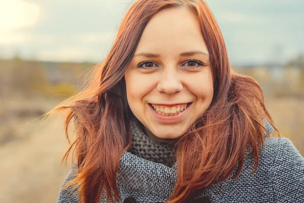 Menina Contexto Folhas Amarelas Árvores Outono Sessão Fotográfica Outono Mulher — Fotografia de Stock