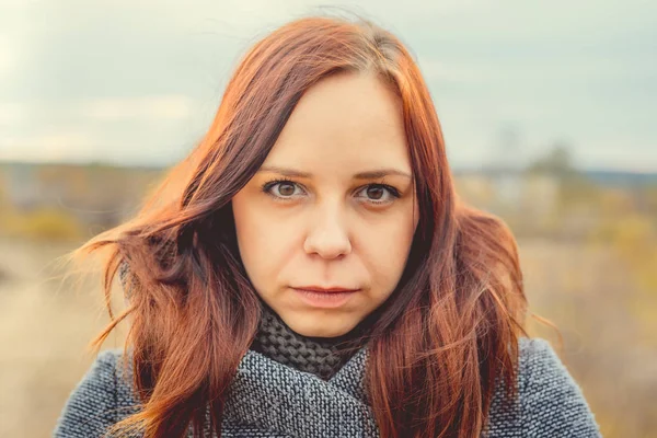 Menina Contexto Folhas Amarelas Árvores Outono Sessão Fotográfica Outono Mulher — Fotografia de Stock