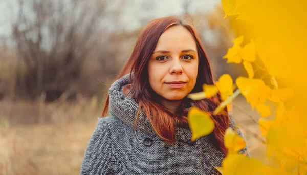 Kız Sarı Bir Arka Plan Üzerinde Sonbahar Ağaçlarının Yaprakları Sonbahar — Stok fotoğraf