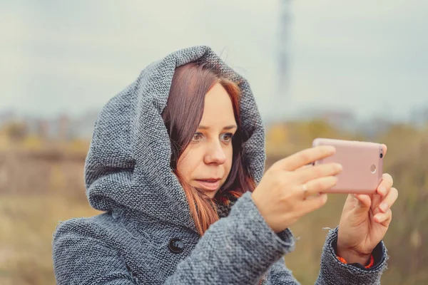 Junges Mädchen Macht Selfie Mit Handy Einem Park Herbstzeit — Stockfoto