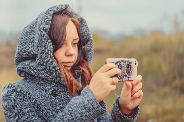 Νέος Στυλ Κορίτσι Λήψης Selfie Κινητό Τηλέφωνο Ένα Πάρκο Εποχή — Φωτογραφία Αρχείου