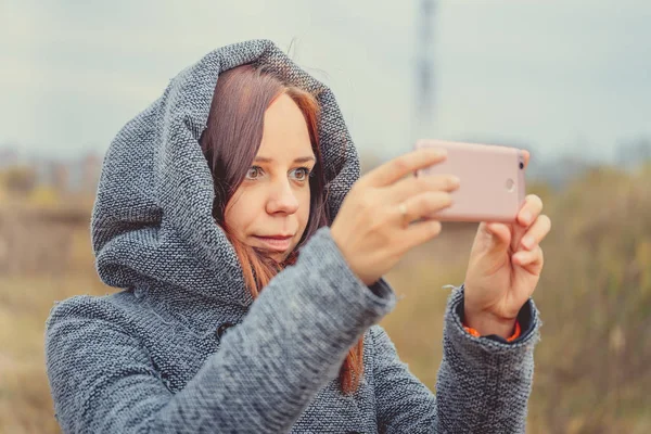 Menina Estilo Jovem Fazendo Selfie Com Telefone Celular Parque Hora — Fotografia de Stock