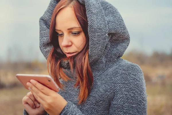 Junges Mädchen Macht Selfie Mit Handy Einem Park Herbstzeit — Stockfoto