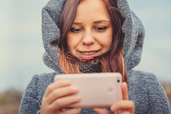 Menina Estilo Jovem Fazendo Selfie Com Telefone Celular Parque Hora — Fotografia de Stock