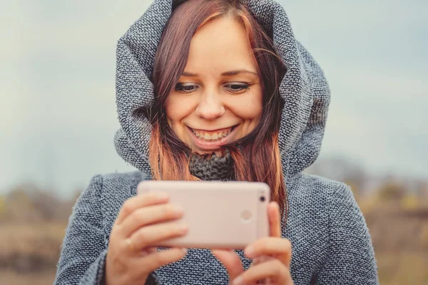 Menina Estilo Jovem Fazendo Selfie Com Telefone Celular Parque Hora — Fotografia de Stock