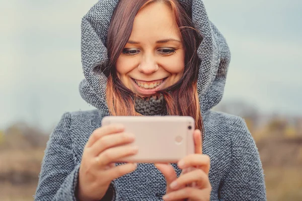 Junges Mädchen Macht Selfie Mit Handy Einem Park Herbstzeit — Stockfoto