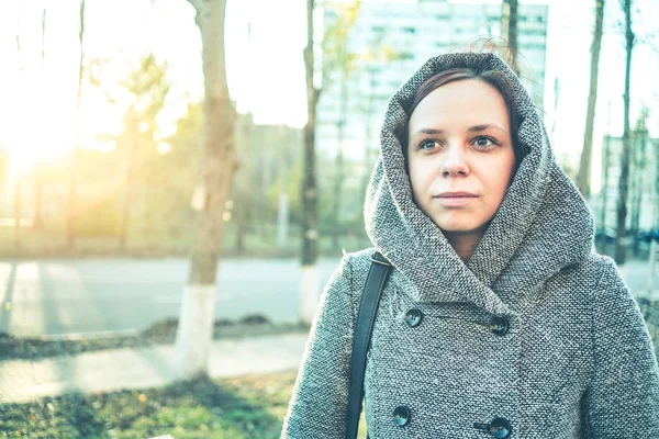 Une Femme Portant Sweat Capuche Chaud Marche Dans Parc Belle — Photo