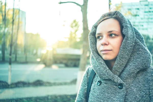 Una Mujer Con Una Sudadera Con Capucha Caliente Camina Por — Foto de Stock