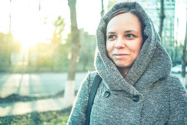 Egy Visel Egy Meleg Kapucnis Pulcsit Sétál Parkban Pihenő Friss — Stock Fotó