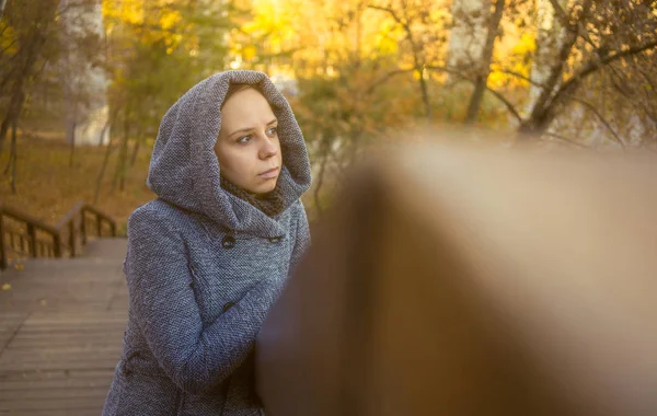 Uma Mulher Com Capuz Quente Caminha Parque Menina Bonita Descansando — Fotografia de Stock