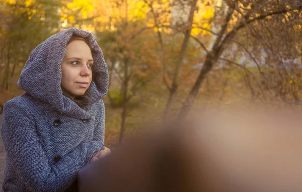 Uma Mulher Com Capuz Quente Caminha Parque Menina Bonita Descansando — Fotografia de Stock