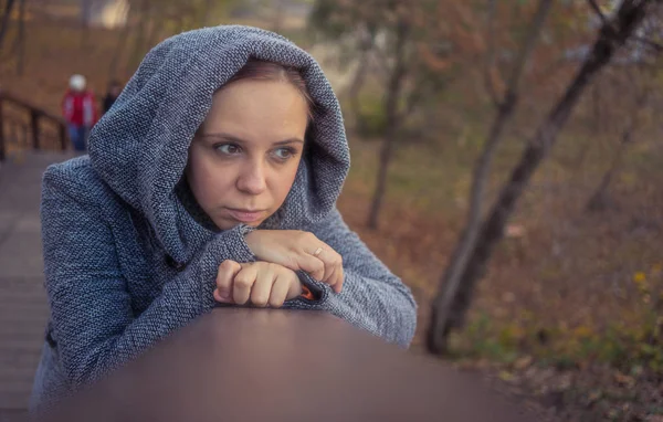 Woman Wearing Warm Hoodie Walks Park Beautiful Girl Resting Fresh — Stock Photo, Image