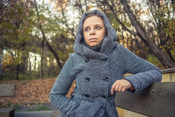 Uma Mulher Com Capuz Quente Caminha Parque Menina Bonita Descansando — Fotografia de Stock