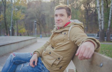Sonbahar Park modern yakışıklı adam. Mevsimlik moda. Sonbahar stil. Arka plan Sonbahar Park genç bir adam portresi kapatın