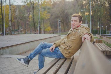 Sonbahar Park modern yakışıklı adam. Mevsimlik moda. Sonbahar stil. Arka plan Sonbahar Park genç bir adam portresi kapatın