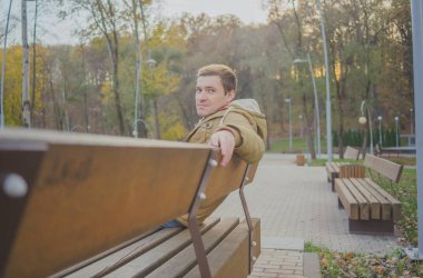 Sonbahar Park modern yakışıklı adam. Mevsimlik moda. Sonbahar stil. Arka plan Sonbahar Park genç bir adam portresi kapatın