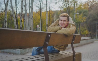 Sonbahar Park modern yakışıklı adam. Mevsimlik moda. Sonbahar stil. Arka plan Sonbahar Park genç bir adam portresi kapatın