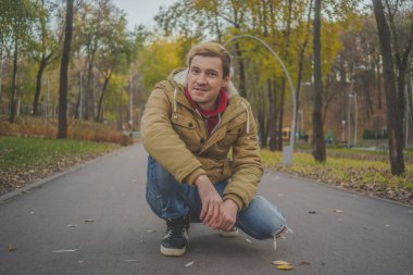 Sonbahar Park modern yakışıklı adam. Mevsimlik moda. Sonbahar stil. Arka plan Sonbahar Park genç bir adam portresi kapatın